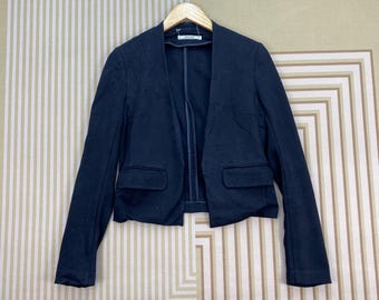 Chaqueta corta sin botones Aula aila de la diseñadora japonesa Yukimi Kawashim