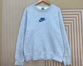 Sudadera vintage Nike de cuello redondo con logo Swoosh central.