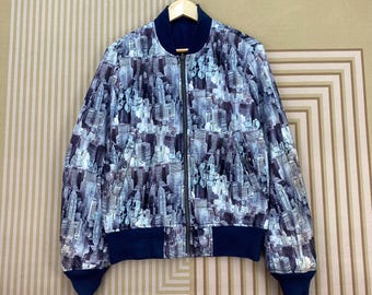 Chaqueta bomber reversible con estampado urbano de la marca asiática Dean & McQueen