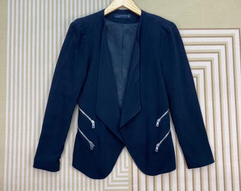 Blazer Zara Woman sin botones con cremallera y corte cascada.