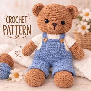 Może przedstawiać: Szydełkowy miś w niebieskich ogrodniczkach i białej koszuli. Miś jest brązowy z czarnymi oczami i brązowym nosem. Obraz zawiera tekst "CROCHET PATTERN".