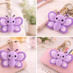 Peut inclure: Un porte-clés papillon crocheté, de couleur violette et blanche. Le papillon a un visage souriant et est attaché à un anneau de porte-clés doré. Le porte-clés est présenté dans plusieurs contextes, notamment attaché à un sac à dos et une trousse.