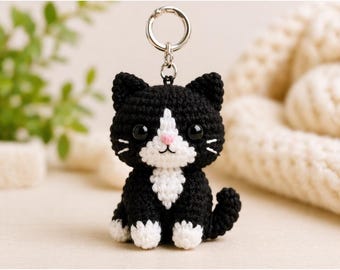 Schema per portachiavi all'uncinetto a forma di gatto smoking – Gattino amigurumi fai da te (file digitale)