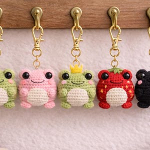 Crochet Frog Keychain Pattern – Chubby Amigurumi, No-Sew PDF Download