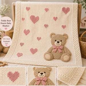 Puede incluir: Una manta de punto para bebé de color crema con un borde texturizado, corazones de punto rosa dispersos y una gran aplicación central de oso de peluche tridimensional con una pajarita rosa. El texto dice Teddy Bear Hearts Baby Blanket.