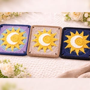 Pode incluir: Três bases quadradas de crochê. Cada base apresenta um desenho de sol e lua crescente em amarelo e branco, sobre um fundo azul, bege e azul marinho. As bases são feitas à mão e adequadas para decoração de casa.