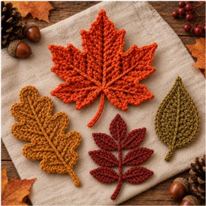 Puede incluir: Un conjunto de cuatro hojas de otoño tejidas a ganchillo en naranja, amarillo dorado, rojo oscuro y verde oliva. La colección incluye una hoja de arce grande, una hoja de roble lobulada, una hoja pinnada compuesta y una hoja ovalada simple.