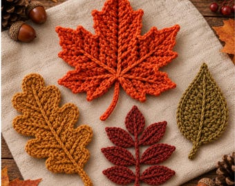 Puede incluir: Un conjunto de cuatro hojas de otoño tejidas a ganchillo en naranja, amarillo dorado, rojo oscuro y verde oliva. La colección incluye una hoja de arce grande, una hoja de roble lobulada, una hoja pinnada compuesta y una hoja ovalada simple.