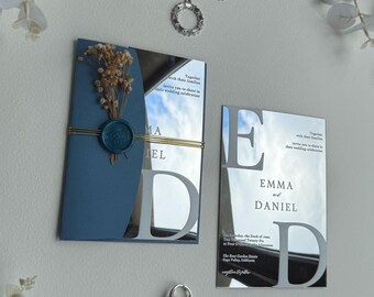 Invitación de boda de acrílico espejado: minimalista y moderna con sobre azul