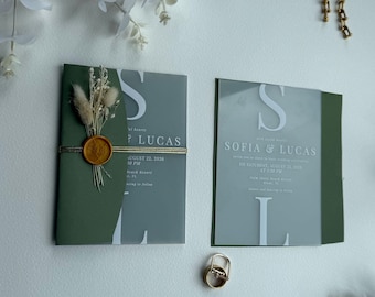 Invitación de boda de acrílico esmerilado: sobre moderno verde salvia y sello de cera.