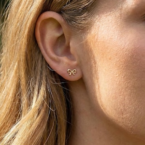 Pendientes de lazo chapados en oro de 18 quilates, joyería minimalista y delicada con forma de cinta, pequeños y bonitos pendientes, regalo ideal para mujeres.
