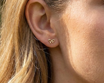 Pendientes de lazo chapados en oro de 18 quilates, joyería minimalista y delicada con forma de cinta, pequeños y bonitos pendientes, regalo ideal para mujeres.