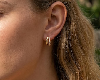 Pendientes de aro pequeños de oro laminado de 18 quilates con circonitas cúbicas, aros coloridos con pavé de oro, pendientes minimalistas delicados, regalo de joyería para el día a día para ella.