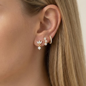 Conjunto de brincos folheados a ouro 18K, com argola grande e brincos delicados em zircônia cúbica, estilo minimalista, ideal para usar em conjunto com outros brincos. Presente perfeito para ela.