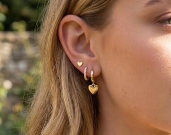 18 kt gold filled oorbellen, hartvormige oorknopjes, sierlijke stapeloorbellen, minimalistische hartdruppeloorbellen