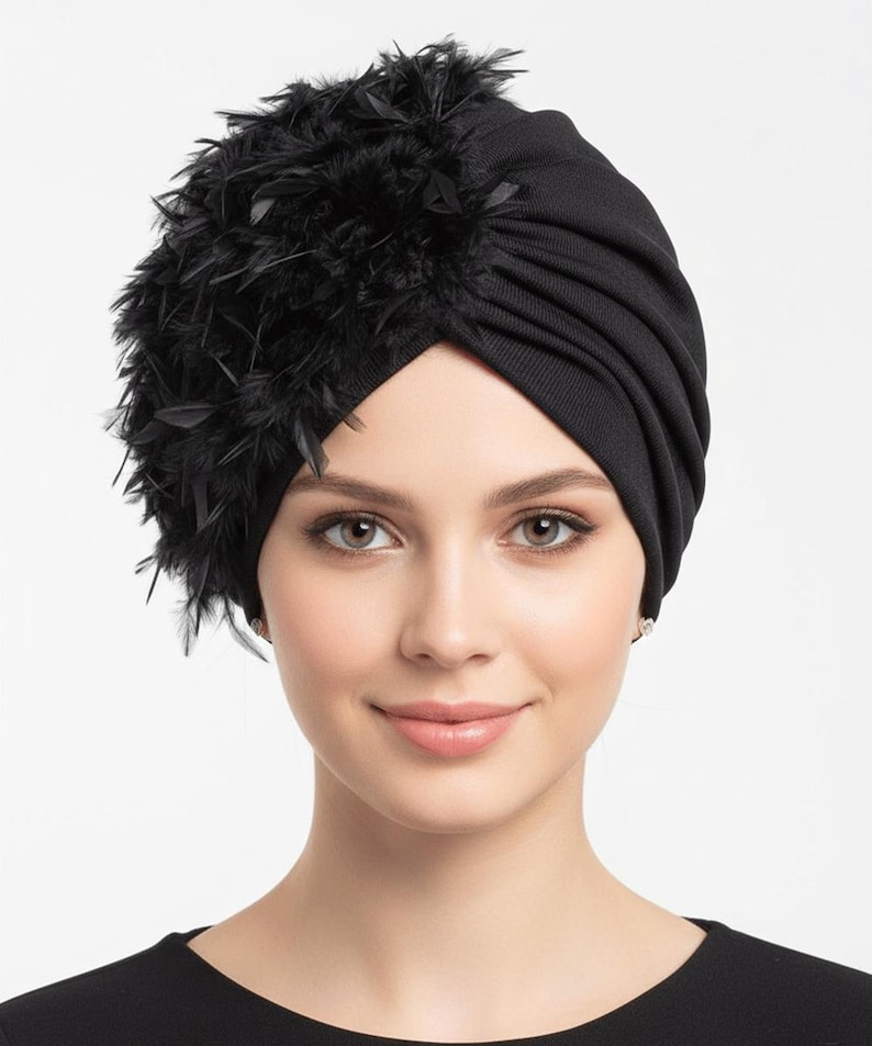 Puede incluir: Tocado negro estilo turbante con un grupo de plumas negras en el lateral. La tela parece ser un material de punto suave. El tocado est&aacute; dise&ntilde;ado para ser usado en la cabeza.