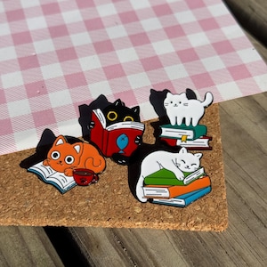 Broche de esmalte Gato Leitor | Desenhos de Gato Lendo, Dormindo e na Biblioteca