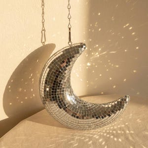 Väggdekoration med discomåne och spegelplattor, halvmånedekor, estetisk heminredning, retro discorumsdekor, unik present