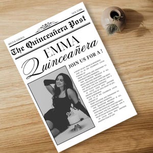 Puede incluir: Una invitaci&oacute;n estilo peri&oacute;dico con el titular "The Quincea&ntilde;era Post" y el nombre "EMMA Quincea&ntilde;era". Se presenta una foto en blanco y negro de una mujer. Tambi&eacute;n es visible el texto "JOIN US FOR A!". La invitaci&oacute;n est&aacute; sobre una superficie de madera.