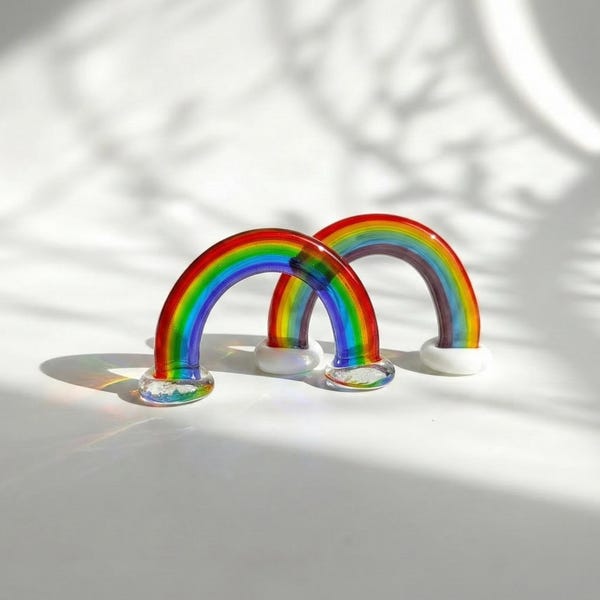 Atrapasueños arcoíris de vidrio soplado, prisma arqueado en miniatura para decoración de alféizares, compañero colorido para el escritorio o el espacio de trabajo, regalo para enviar alegría