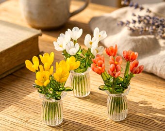 Pequeñas y caprichosas flores de tulipán de cristal en jarrón, regalo floral de graduación, obsequio de agradecimiento para profesores y mentores, accesorio de terrario hecho a mano