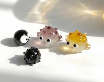 Criatura marina en miniatura de vidrio, pez globo soplado a lámpara, pequeña figura de bola de carbón, regalo para amantes de la naturaleza, estética de pescador, decoración costera de escritorio