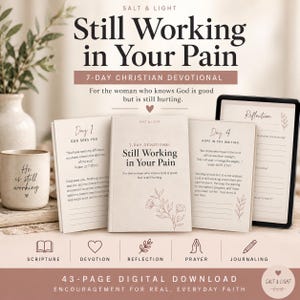 Może przedstawiać: 43-stronicowy cyfrowy modlitewnik zatytułowany Still Working in Your Pain, z beżową okładką z kwiatowym wzorem, otwartymi stronami na dzień 1 i 4, tabletem z stroną do refleksji oraz kubkiem z napisem He is still working.