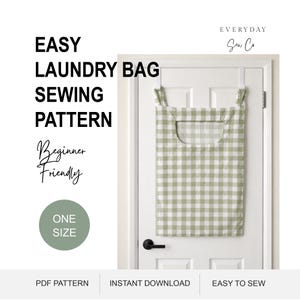 Op de afbeelding: Een naaipatroon voor een waszak van lichtgroen en wit geruite stof. De tas hangt aan een witte deur en bevat de tekst: EASY LAUNDRY BAG SEWING PATTERN, Beginner Friendly, ONE SIZE, EVERYDAY Sew Co.