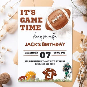 Könnte beinhalten: Eine Geburtstagseinladung zum Thema Football mit dem Text "IT'S GAME TIME" und "JACK'S BIRTHDAY". Die Einladung enthält einen Aquarell-Football, ein Trikot, einen Helm und eine Illustration eines Footballspielers. Das Datum ist der 07. Dezember um 18:00 Uhr.