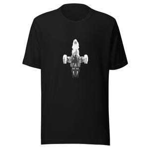Könnte beinhalten: Schwarzes T-Shirt mit einer Graustufen-Grafik eines Raumschiffs und Crew-Silhouetten. Das Design zeigt die Struktur des Schiffs und die Crewmitglieder. Das T-Shirt ist aus weichem Material, geeignet für den lässigen Gebrauch.