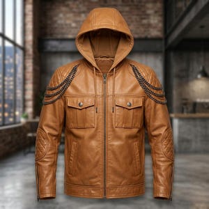Puede incluir: Una chaqueta de cuero color canela con capucha y cordones, cremallera frontal completa y dos bolsillos en el pecho con solapas abotonadas. Los hombros y codos tienen paneles acolchados y cadenas metálicas oscuras decoran los hombros.