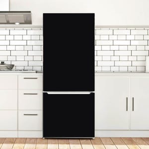 K&ouml;nnte beinhalten: Ein hoher, mattschwarzer K&uuml;hlschrank mit zweit&uuml;rigem Design, bestehend aus einem oben liegenden Hauptfach und einem unteren Gefrierfach. Das Ger&auml;t hat eine schlichte, einfarbig schwarze Oberfl&auml;che mit einem horizontalen silbernen Griff.