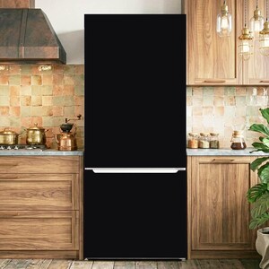 K&ouml;nnte beinhalten: Ein hoher, mattschwarzer K&uuml;hlschrank mit schlichtem Design, einem unteren Gefrierfach und einem horizontalen silbernen Griff, der sich &uuml;ber die gesamte Breite der T&uuml;r erstreckt und als freistehendes Ger&auml;t in einer K&uuml;che steht.