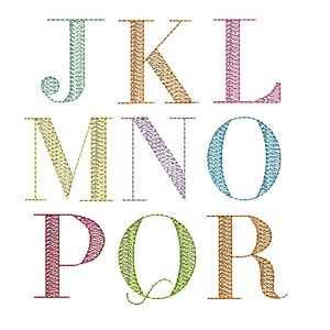 Puede incluir: Una colecci&oacute;n de letras decorativas y coloridas del alfabeto, incluyendo J, K, L, M, N, O, P, Q y R. Cada letra es de un color diferente, con un dise&ntilde;o texturizado y cosido. Las letras est&aacute;n sobre un fondo blanco.