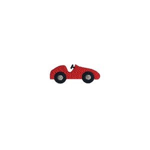 Pu&ograve; includere: Un'auto da corsa giocattolo rossa con ruote nere.