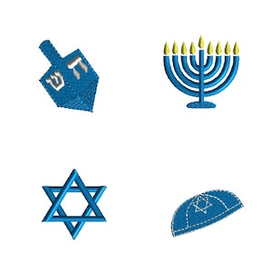 Può includere: Simboli blu ricamati di Hanukkah su sfondo bianco. L'immagine include un dreidel, un candelabro a sette bracci con candele accese, una stella di David e un kippah con un design a stella di David.