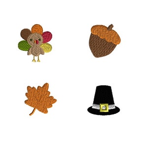 Könnte beinhalten: Vier gestickte Designs auf weißem Hintergrund. Die Designs umfassen einen Truthahn mit bunten Federn, eine braune Eichel, ein orangefarbenes Blatt und einen schwarzen Pilgerhut mit goldener Schnalle. Diese Designs sind perfekt für den Herbst und Thanksgiving.