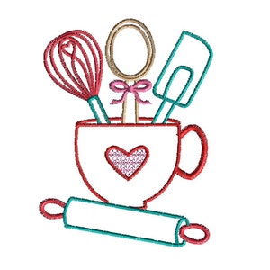 Könnte beinhalten: Eine rote und weiße Tasse mit einem Herzmotiv, gefüllt mit einem Holzlöffel, einem roten Schneebesen und einem blauen Spatel. Ein blauer Nudelholz liegt vor der Tasse.