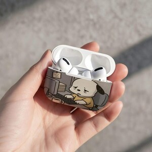 Puede incluir: Un juego de tres tazas de cerámica con un acabado mate moteado. Las tazas son de color crema, gris claro y gris oscuro. Cada taza tiene un diseño simple y minimalista y un asa redondeada.