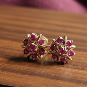 14Kゴールドピンクナチュラルルビーフラワーイヤリング、925シルバー、ミニマリストフローラルイヤリング