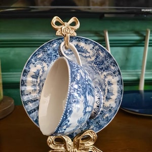 彫刻的なリボンとバラの真鍮製カップスタンド – ヴィンテージ風吊り下げ式ティーカップホルダー、エレガントなディスプレイ（S / L / セット）