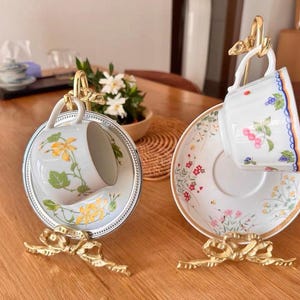 彫刻的な真鍮製リボン型カップスタンド – 吊り下げ式ティーカップディスプレイ、ヴィンテージ風ホルダー（S / L / セット）