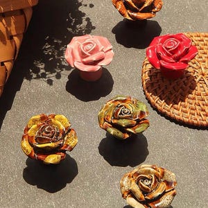 Keramik Möbelknauf Rose, handglasierter Blumenknauf, Vintage inspirierter Möbelgriff, künstlerischer Dekorationsknopf für Kommode & Kabine