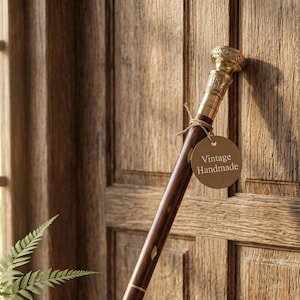 Canne de marche en bois gravée avec poignée bouton en laiton ornée | Bâton de marche pour homme vintage