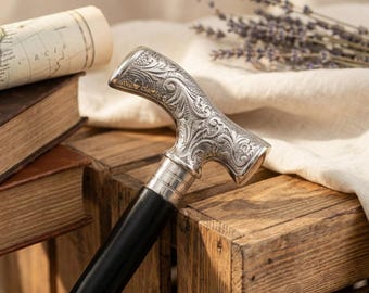 Bastón de madera grabado / Mango de latón con motivos florales ornamentados, estilo caballero.