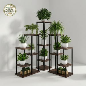 Puede incluir: Una taza de cerámica blanca con un asa negra y el texto "But First, Coffee" en negrita negra. La taza se encuentra sobre un fondo blanco liso, resaltando su diseño sencillo.