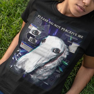 Camiseta Weirdcore con perro Borzoi, camiseta gráfica "Por favor, no me percibas", camiseta de arte glitch Y2K para introvertidos, ropa divertida de internet con memes cybercore.