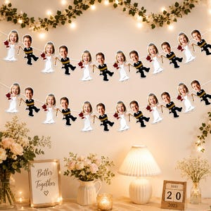 Peut inclure: Une guirlande de mariage décorative composée de découpes en papier représentant une mariée en robe blanche et un marié en costume noir, chacun avec un visage photographique, reliés par une ficelle et disposés en deux rangées horizontales.