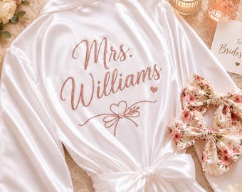 Bata de novia de satén personalizada, batas de dama de honor personalizadas con nombre, bata para prepararse para la fiesta nupcial, regalo de propuesta para la dama de honor
