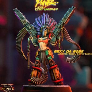 Op de afbeelding: Gedetailleerde miniatuurfiguur van "Bexy Da Boss" uit de Cyber Underhive. De figuur is een vrouwelijk personage met paars en blauw haar, die twee grote machinegeweren vasthoudt. De figuur draagt een rood en oranje topje, een groene en gele broek en rode laarzen. De tekst "Heroes Infinite" is zichtbaar.